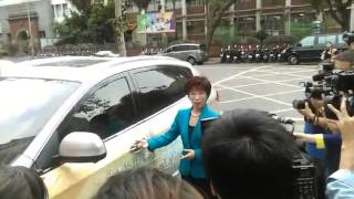 20150424 洪秀柱被困車內