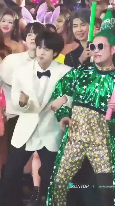 jin's feliz navida dance😍