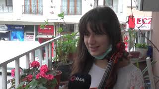 Özelevde Kalanlar Için Balkonda Keman Resitali