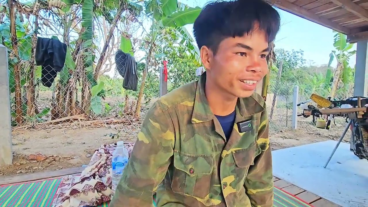 อาเจืองเร่งมือถางสวนให้มันเสร็จไวๆ