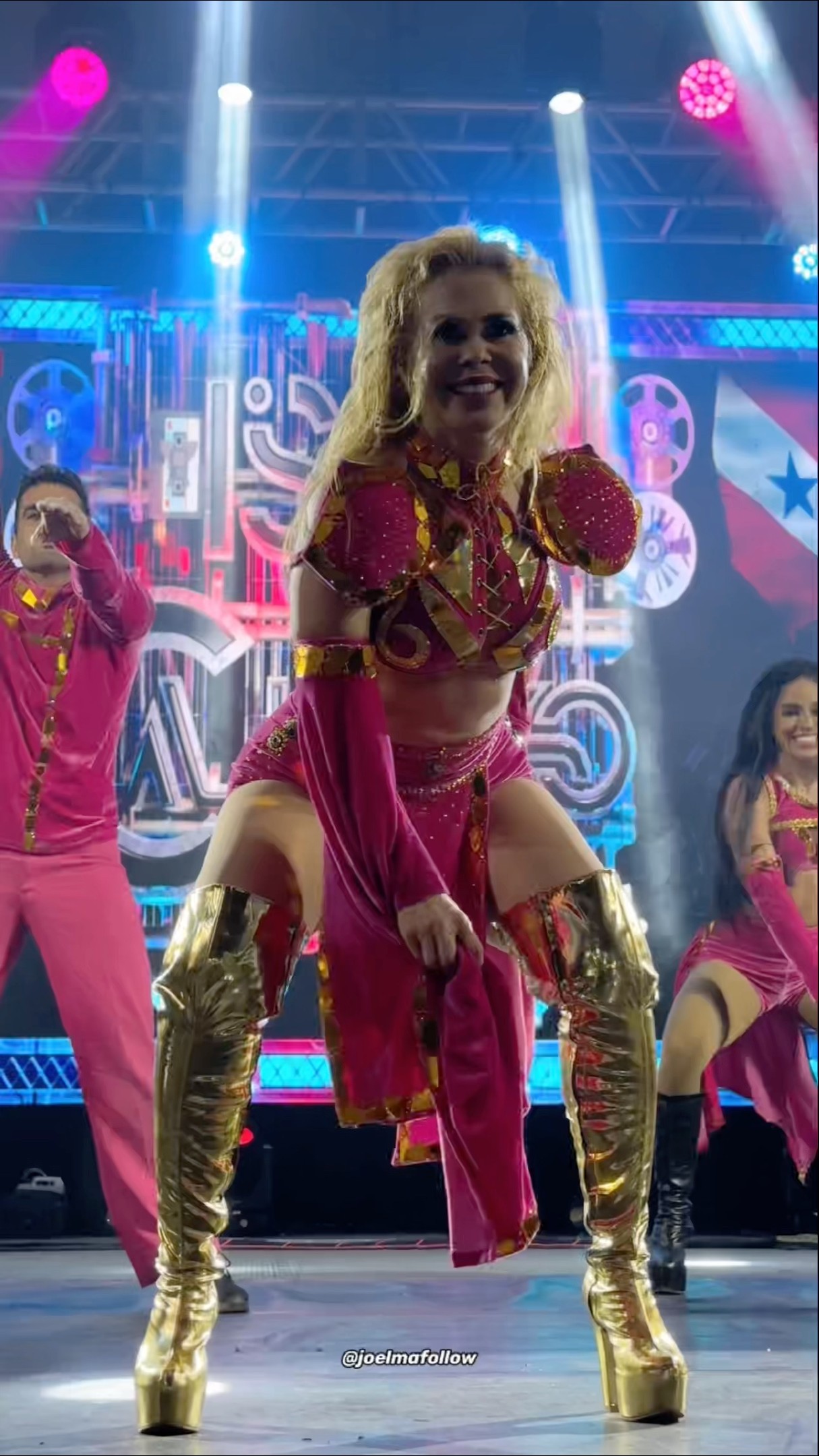 Joelma se despedindo dos fãs com muita coreografia