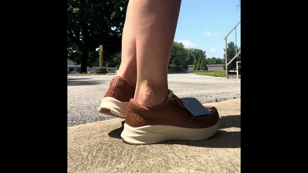 Twisted X Women's Floral Embossed Cowhide Ultralite Shoe