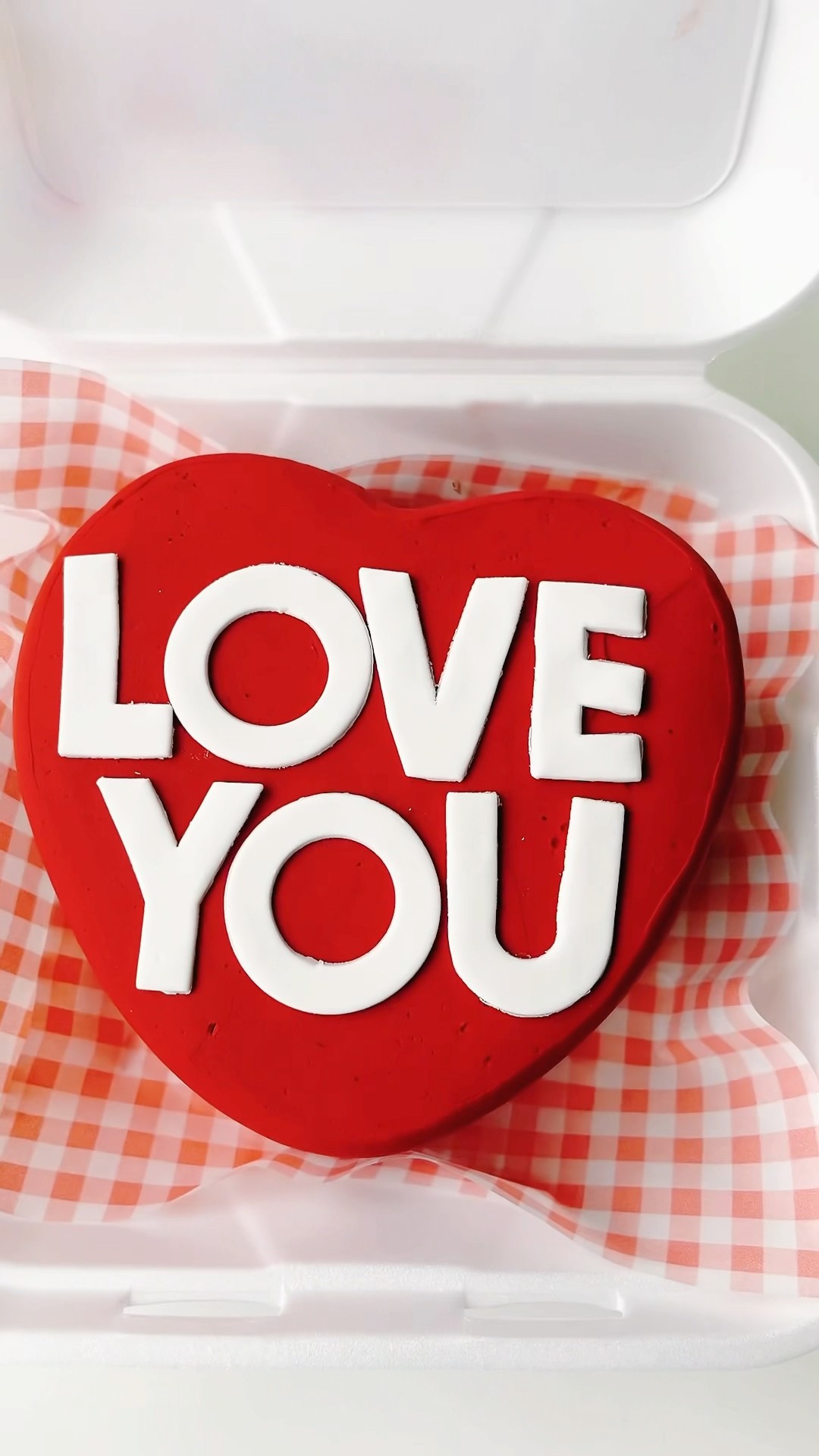 A LUNCHBOX HEART CAKE  IS A PERFECT GIFT THIS VALENTINE’S DAY #dessert #cake #valentinescake