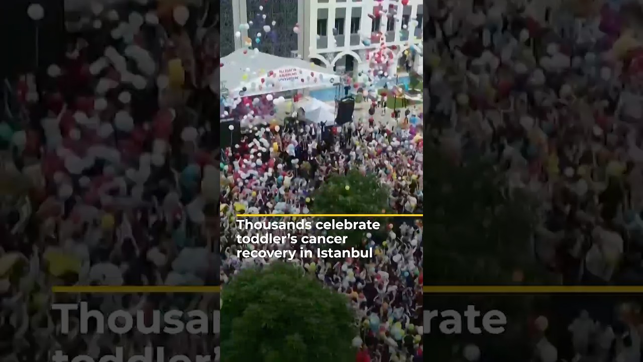 آلاف الأشخاص يحتفلون بشفاء طفل صغير من السرطان في إسطنبول | AJ #shorts