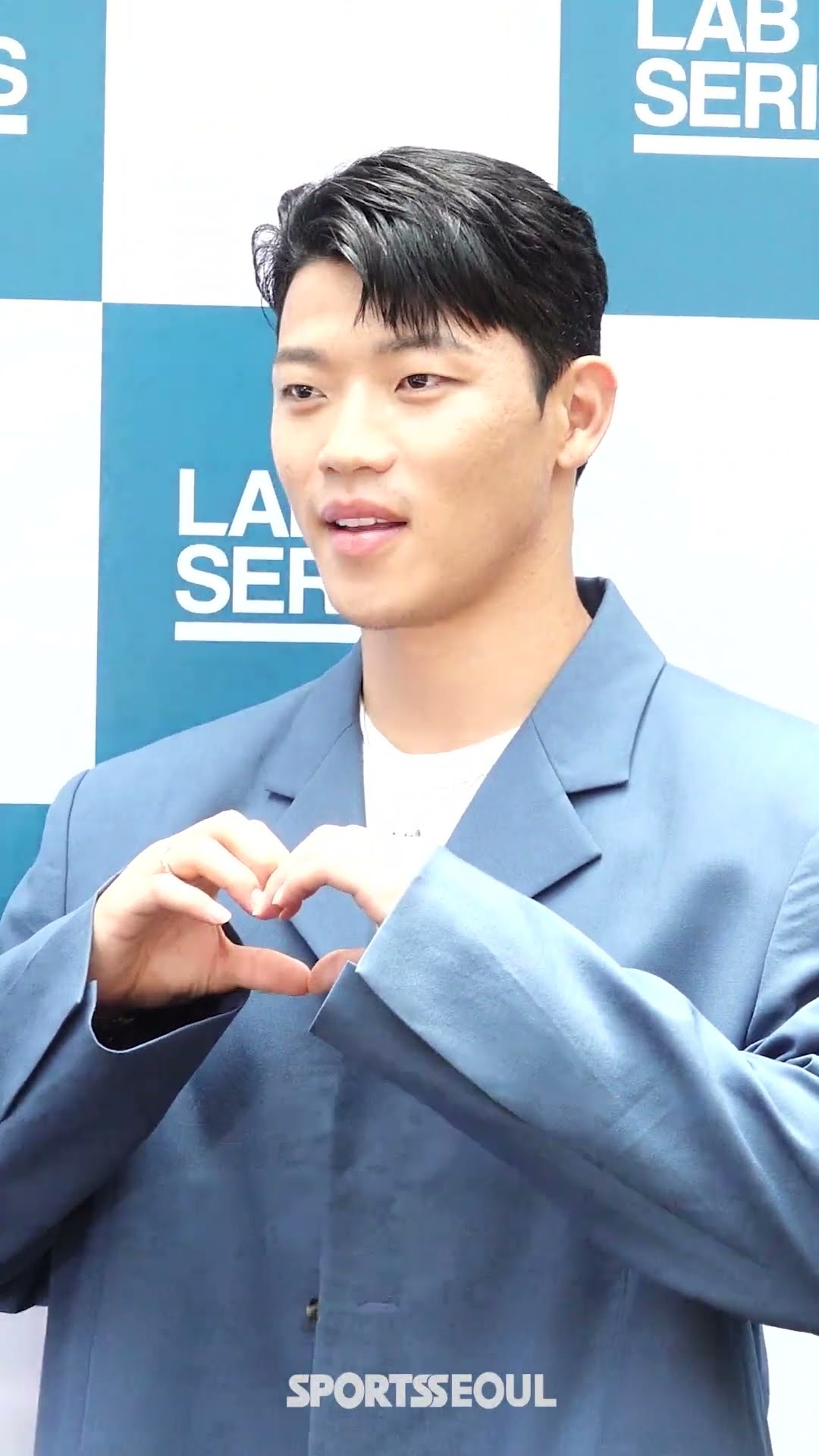 황희찬(Hwang Hee chan), 하트 포즈 요청에 보인 반응