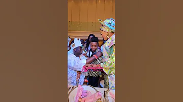 Watch How Olori Maryam Ogunwusi Anako Kneel For Hubby Ooni Of Ife Oba Adeyeye Ogunwusi