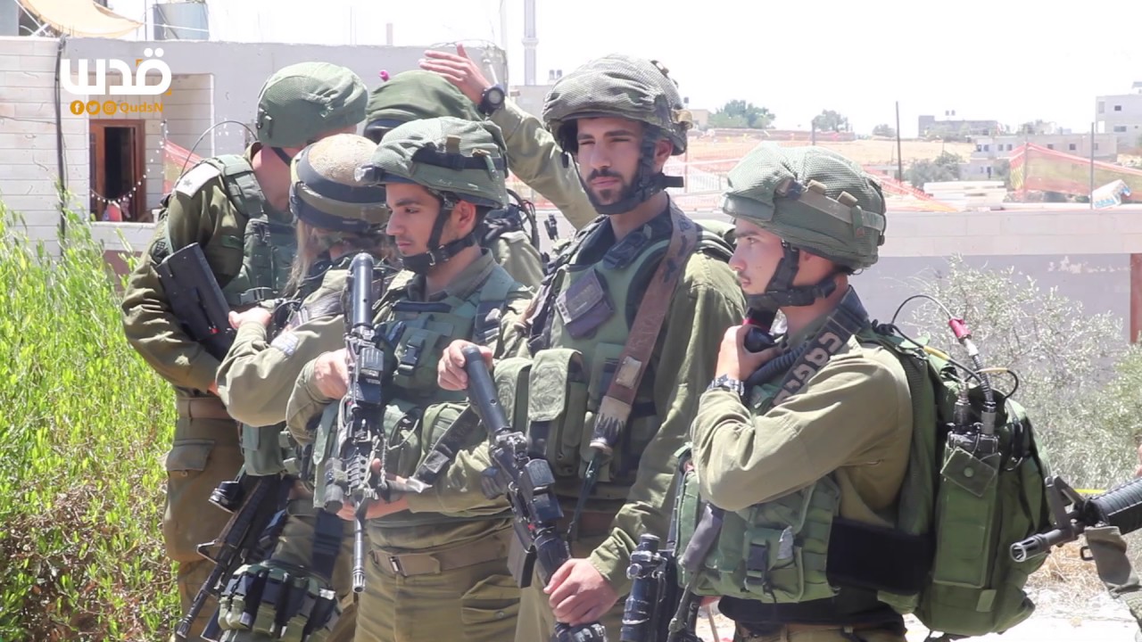 وقفة في قرية خرسا جنوب دورا ضد اقامة برج عسكري داخل القرية