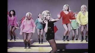 Nancy Sinatra - These Boots Are Made For Walkin'  Resimi