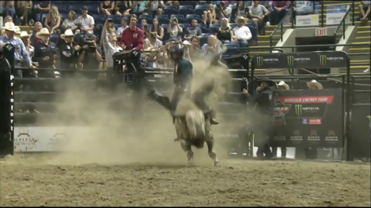 TOP BULL Daylon Swearingen bucks off Twisted (PBR) YouTube