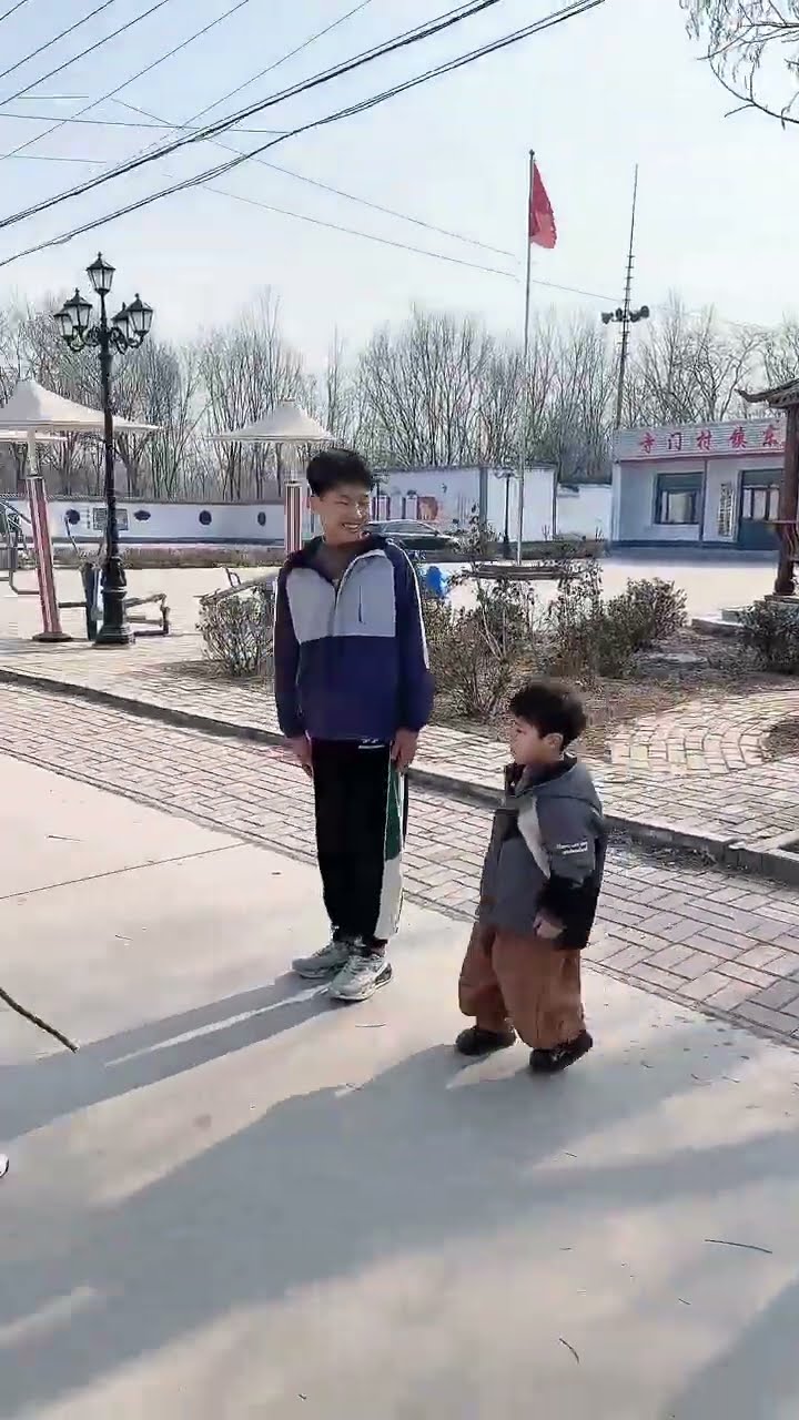 不就是抱树吗？怎么还生气了呢！#Cute baby#Cute#呆萌小米宝#聪明宝宝#萌娃