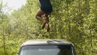 I jump on the roof of the car