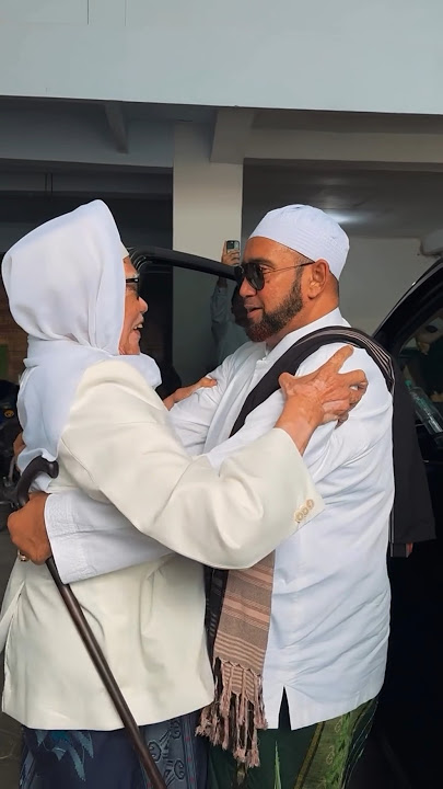 KH.Anwar Manshur Lirboyo berjumpa dengan Habib Syech. Pemandangan yang Indah. #lirboyo #habibsyech