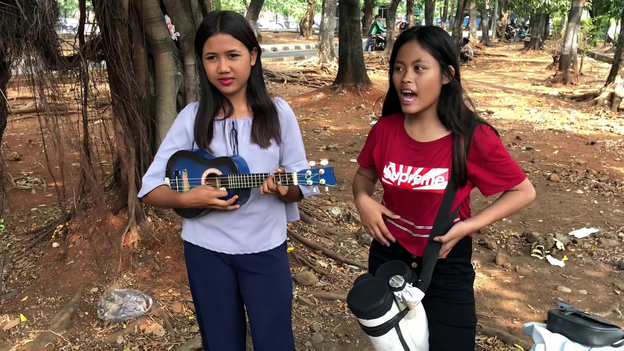 Lirik Lagu Sedih Untuk Ibu - Hangat dalam dekapanmu memberikan aku