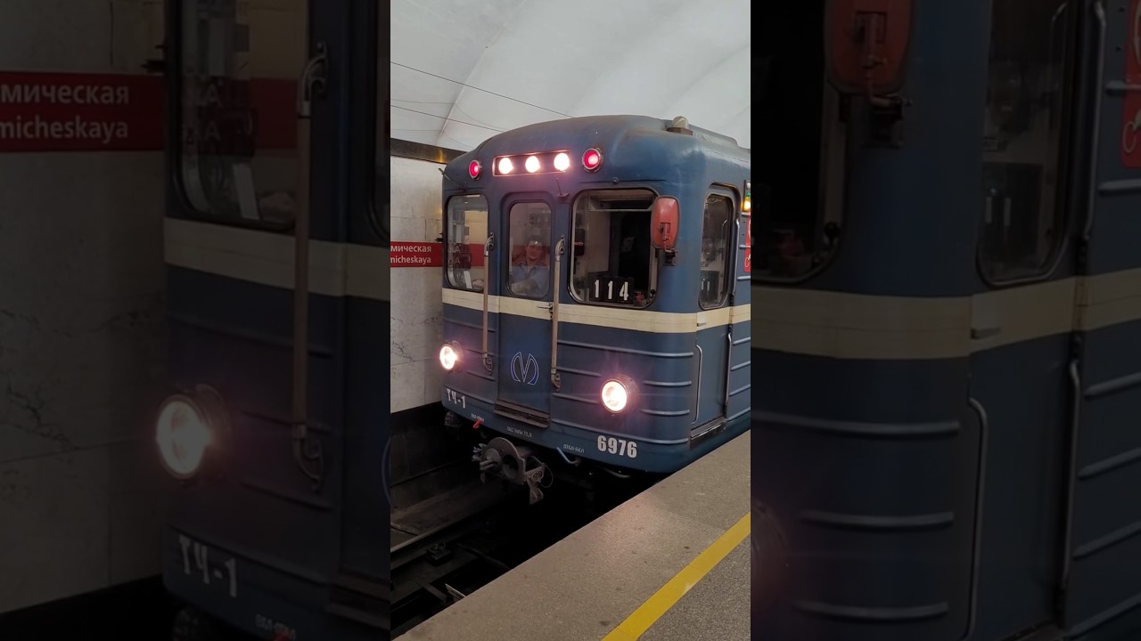 метропоезд «ЕМА-502», борт №6976, отправляется со станции Академическая | 