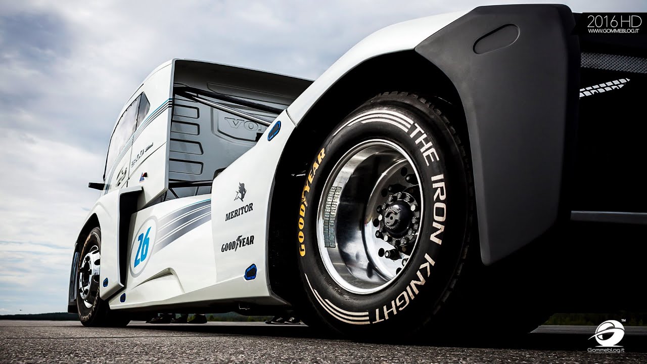 Caminhão The Iron Knight Volvo Vs Carro De Formula 1 Zach