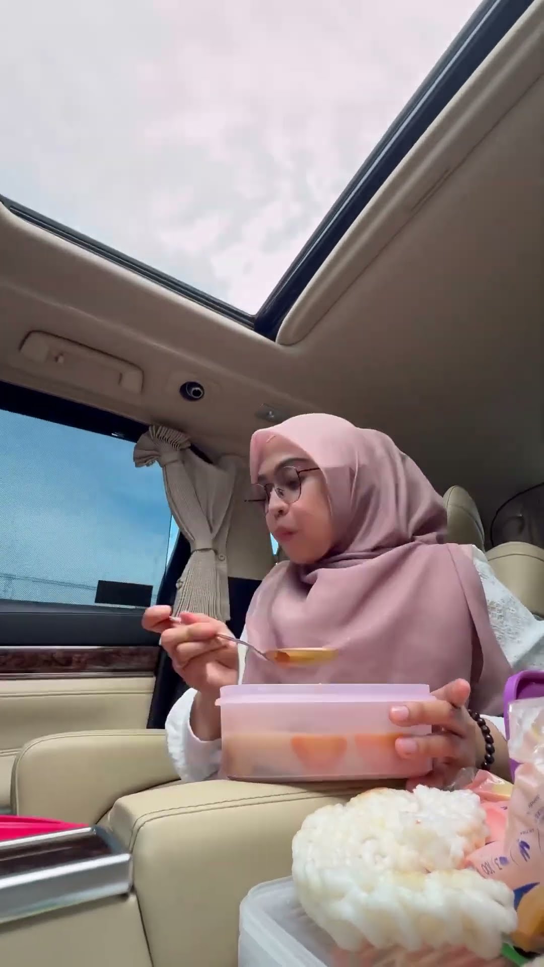 Tutorial Makan di Mobil biar gak Mabok!!