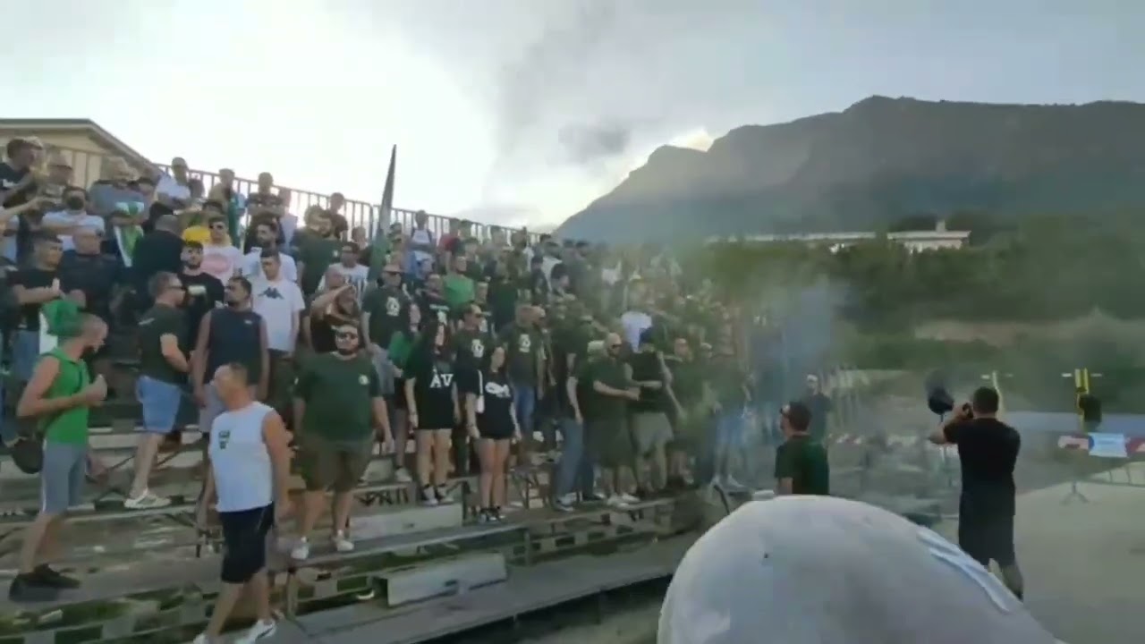 Lo spettacolo della Curva Sud Avellino al Mercogliano Stadium