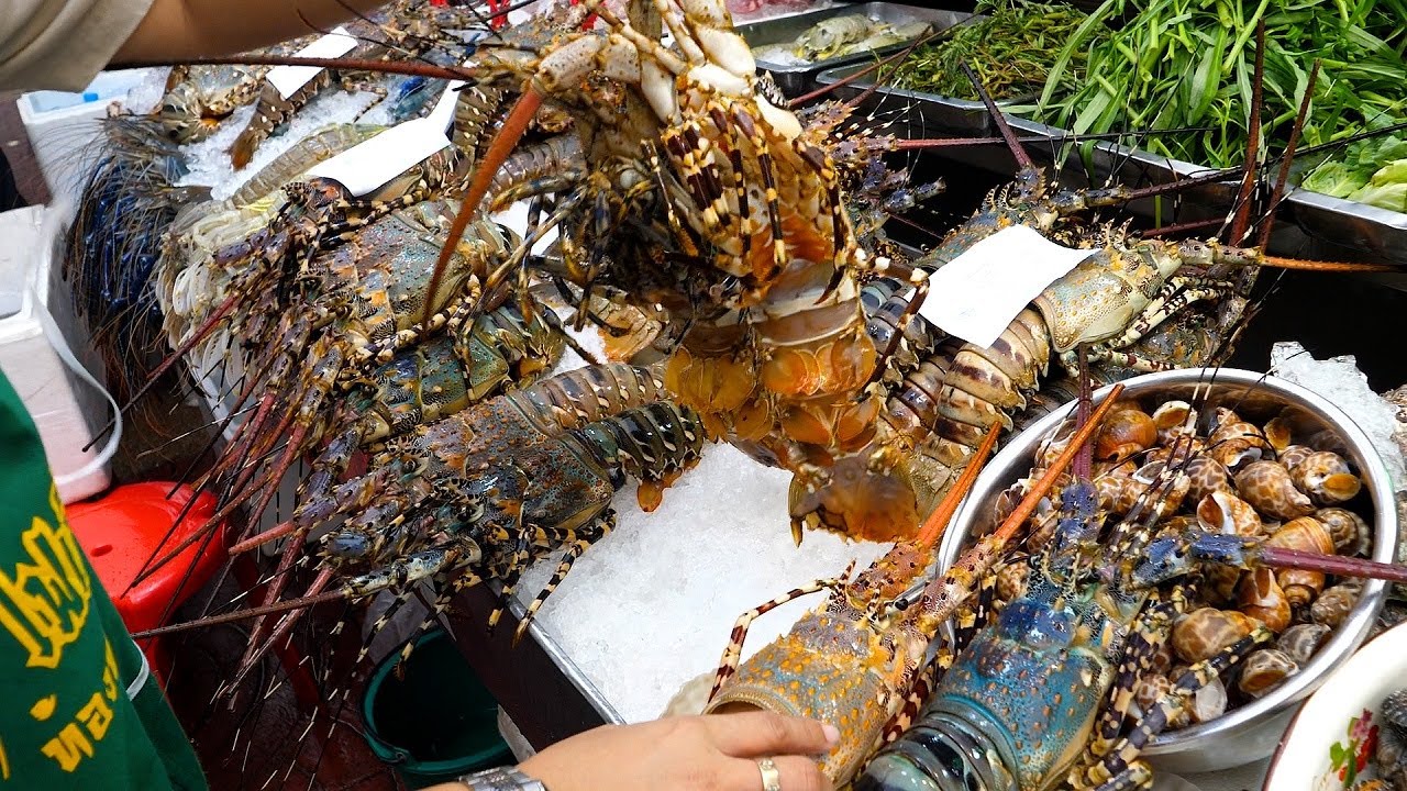 Тайская еда, сезонные лобстеры и креветки на гриле - тайская уличная еда