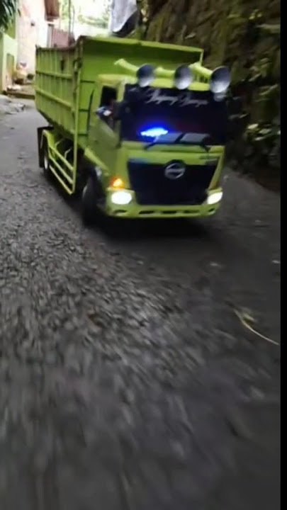 Truk RC Hino Truk RC Fuso #mainananak #trukoleng #mencarimainan