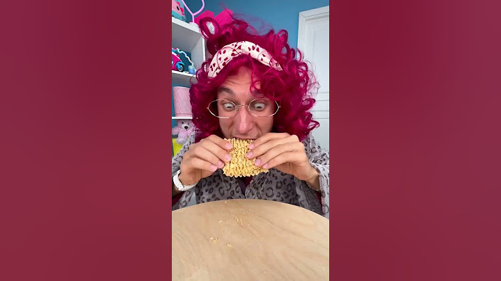 Easy noodle hack for her baby! 😍🍜 #foodhacks #parenting #funny