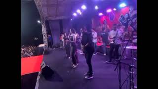 Penonton Dalam Perform Om Adella Di Bali