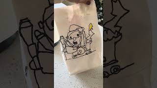 William vẽ hình ở túi giấy tặng quà cho mẹ #usa #vlog #gift #love #like #noel #youtube #shorts #new