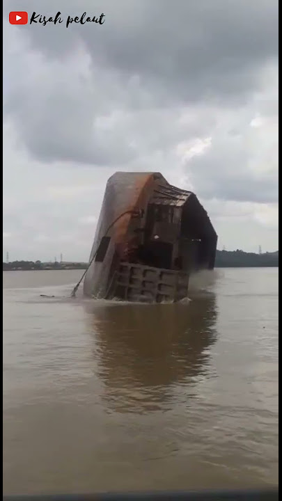 Detik Detik Tongkang Terbalik Di Sungai 😱#shorts