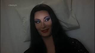 Addams Family Values (1993) Morticia goes into labor and gives birth without pain meds Resimi