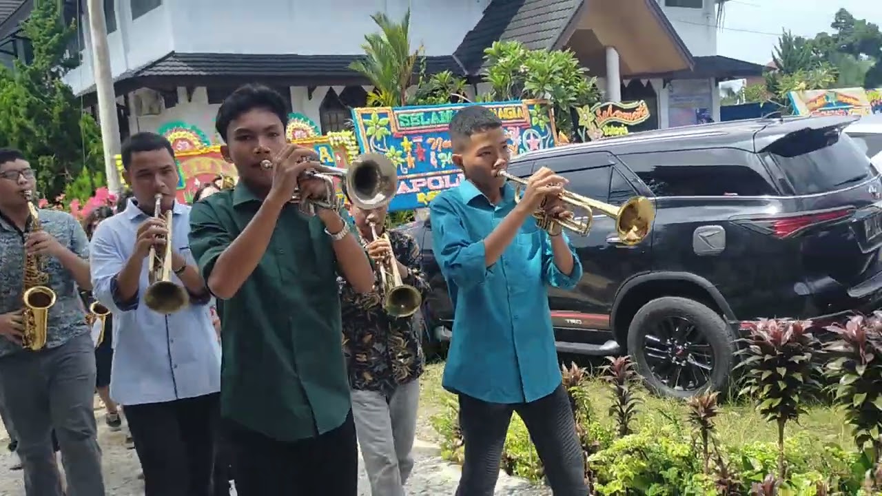 Tim trompet Mengiringi pengantin Ke Gedung Serba Guna HKBP BENGKULU