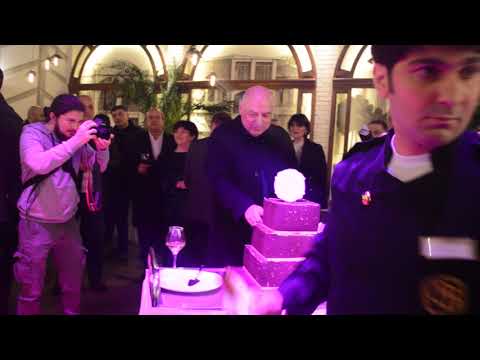 ტორტის გაჭრა რესტორან „პორტა ბათუმის\" გახსნაზე
