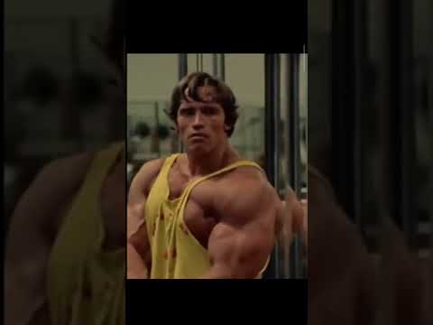 Арнольд Шварценеггер бьет грушу