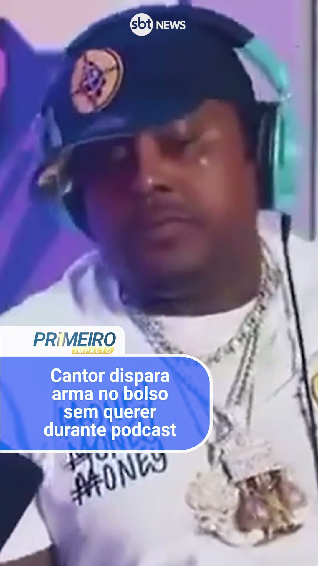 Cantor dispara arma no bolso sem querer durante podcast