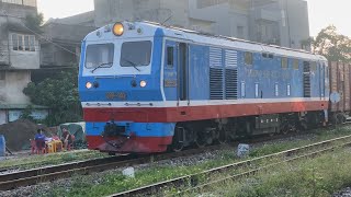 D19E - 902 kéo tàu hàng H2205 thông qua ga Phủ Đức