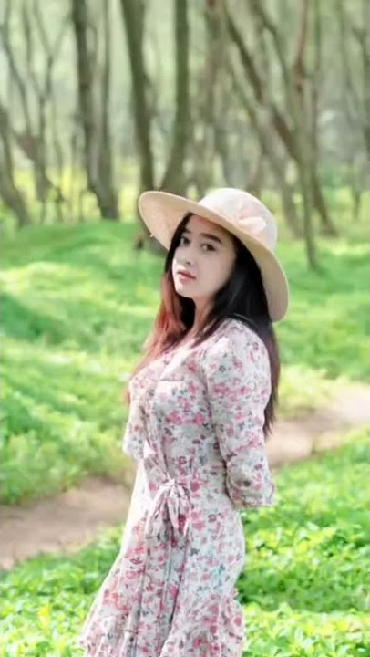 Ide Pose Foto Pake Topi Di Taman Buat Yang Pemalu