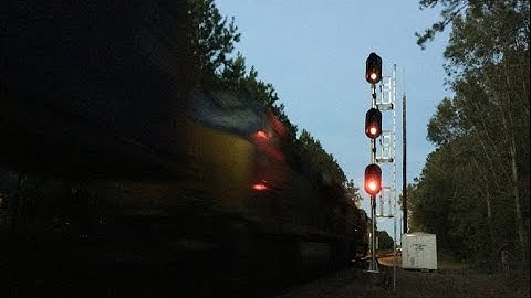 CSX Q032 Knocks Down the Signal [HD]