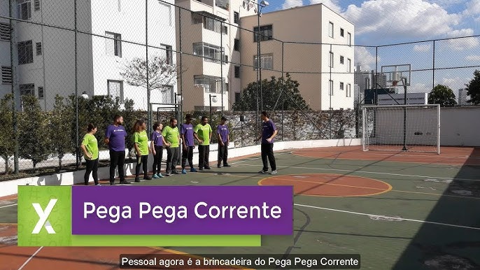 Corre cotia Conhecida também como Lenço atrás, os participantes sentam-se  em uma roda e cobrem os…