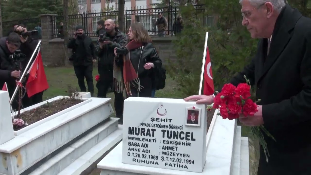 Müsavat DERVİŞOĞLU' nun Karanfil Bırakması