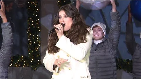 Idina Menzel - Show Yourself (Frozen 2) Live at Saks Fifth Avenue