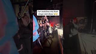 Download Lagu Fan SNATCHES mic from singer mid show 😳😭 when THIS happens… #livemusic #concert #emo #rockmusic MP3
