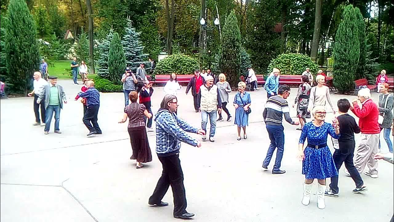 Парк горького танцы видео. Танцы в парке Кишинев.