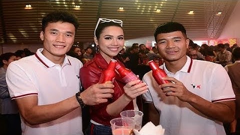 Bất ngờ khi thấy Bùi Tiến Dũng - Hà Đức Chinh diện áo đôi, tay trong tay tình cảm đi sự kiện!