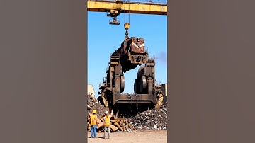 Rusty Train Locomotive Crushed by Giant Shredder #railway #train #wesel
