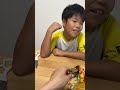 サッカーに行く前にママとおやつを食べておしゃべり