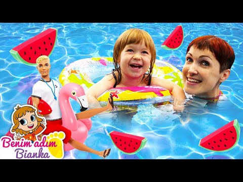 Çocuk videosu! Cankurtaran, Barbie'ye yardım ediyor! Oyuncak bebeklerle havuz oyunu!
