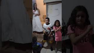 festa de aniversário olha essa menina dançando funk