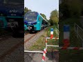 🚆 Triebzug Stadler Flirt Akku 526 010-0 fährt als erx RB 76 durch Kiel-Gaarden mit Lichtgruß/Makro 🔊