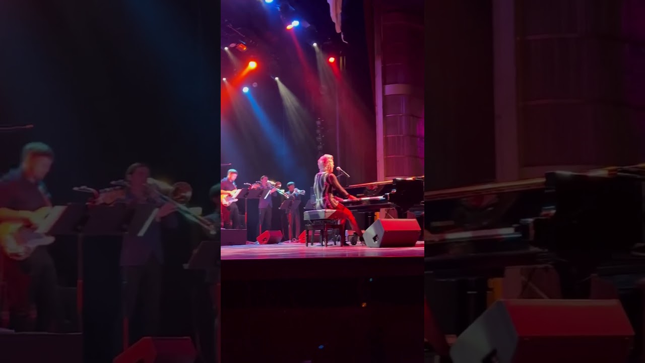 New York performed on board the Celebrity Solstice adlı videoyu YouTube'da izle New York performed on board the Celebrity Solstice adlı videoyu YouTube'da izle