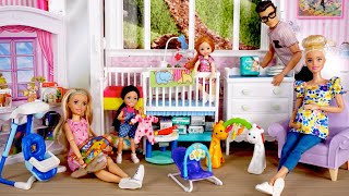 Familia Barbie y Ken Decoran el Cuarto de Su Nueva Bebe Chelsea