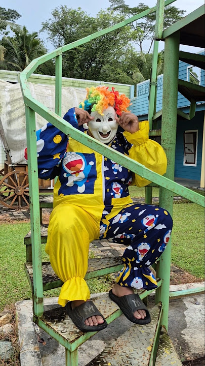 Clown cries while his bike is hung up #trendingshorts