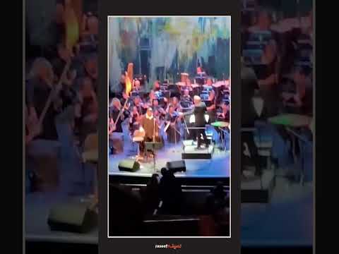 في وارسو مناهض لحرب الإبادة يرشق مغن يا إسرائيليا بطلاء أحمر